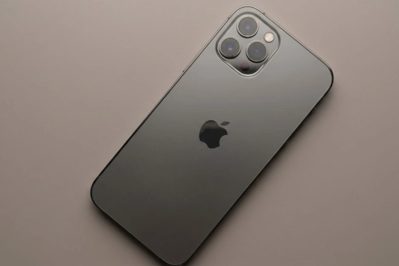 iPhone 12 Pro màu Đen Than Chì phù hợp với tín đồ của sự tối giản