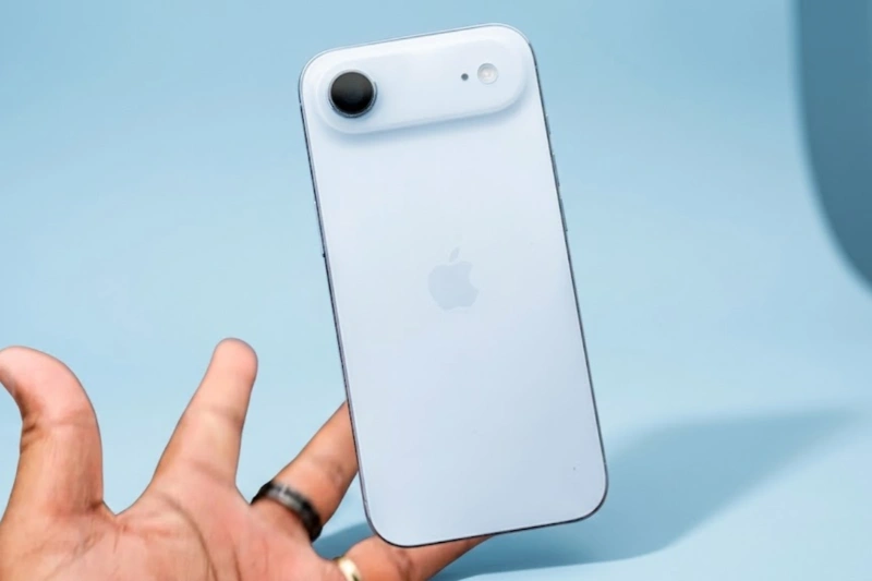 iPhone Air là một dòng sản phẩm hoàn toàn mới, gây sốt nhờ độ mỏng ấn tượng và trọng lượng siêu nhẹ