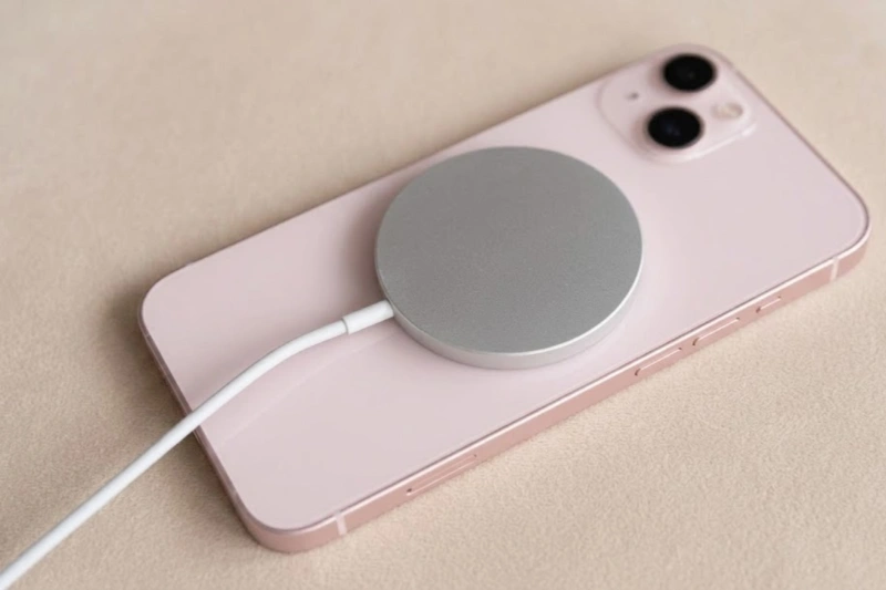 Hệ thống năng lượng của iPhone 13 mini được tích hợp công nghệ sạc nhanh