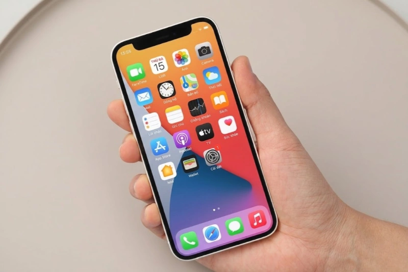Màn hình của iPhone 12 mini gây ấn tượng nhờ tấm nền OLED rực rỡ và mật độ điểm ảnh cao