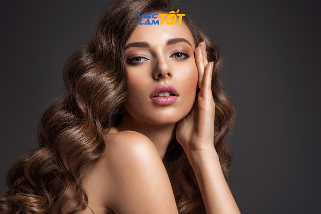 Người mẫu ảnh đang tạo dáng trong trang phục thời trang