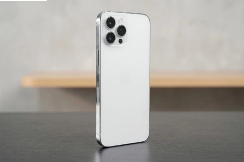 Màu Bạc sang trọng, hiệu năng mạnh, camera linh hoạt, màn hình lớn