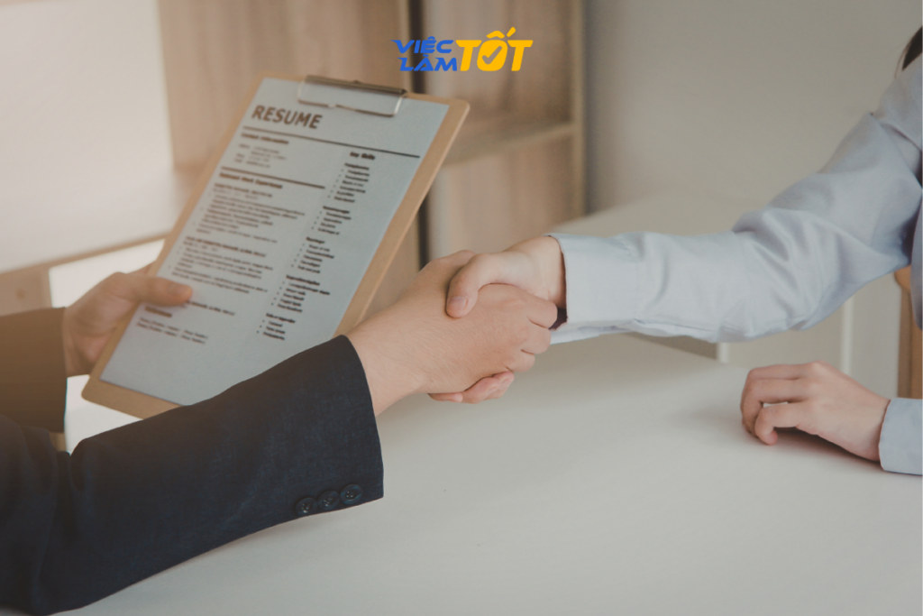 Nhóm nhân viên đoàn kết cùng hướng tới mục tiêu chung