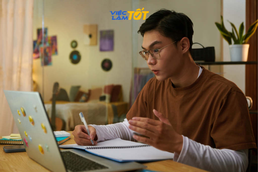 Lớp học gia sư trực tuyến qua màn hình máy tính