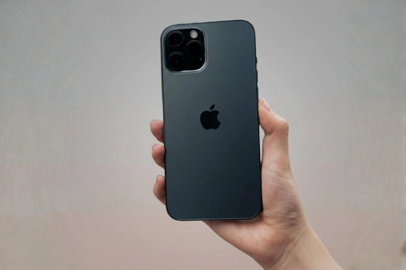 iPhone 12 Pro mang lại cảm giác cầm nắm chắc chắn, đầm tay nhờ khung thép