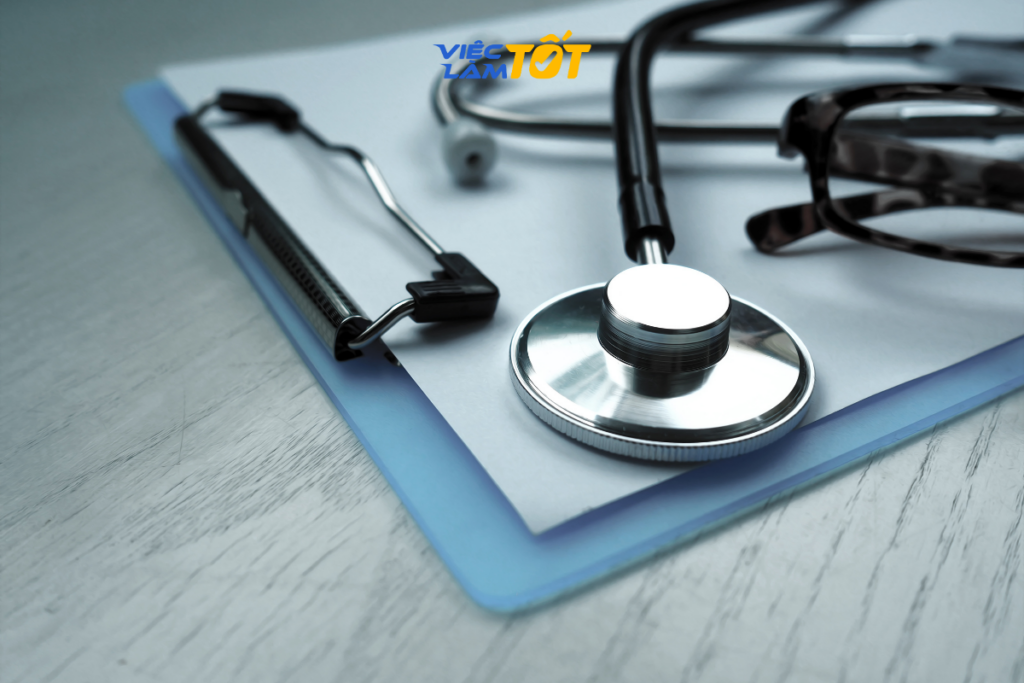 Một bác sĩ trẻ đang nghiên cứu tài liệu sau ca trực