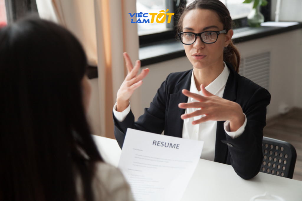 Nhà tuyển dụng đang ghi chép lại các thông tin quan trọng trong buổi phỏng vấn