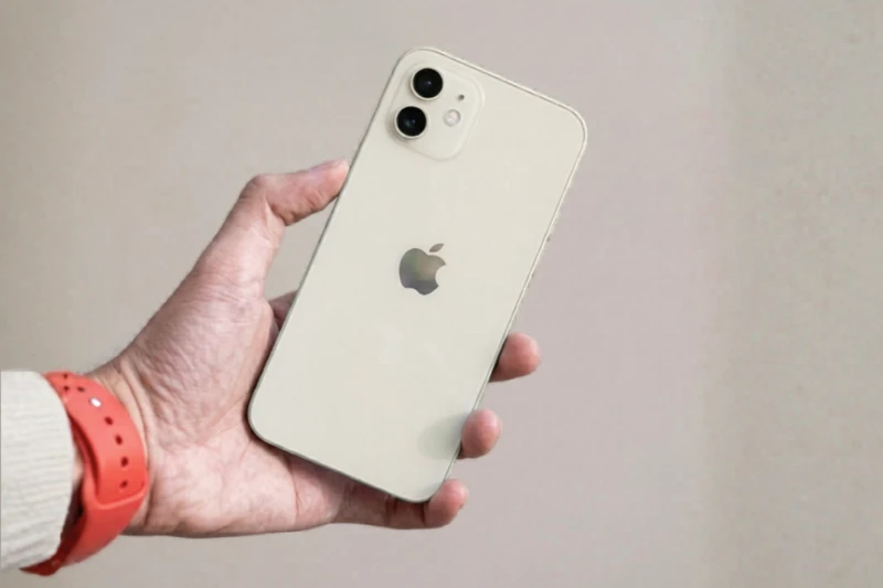 iPhone 12 màu Trắng phù hợp với người mệnh Kim và mệnh Thủy