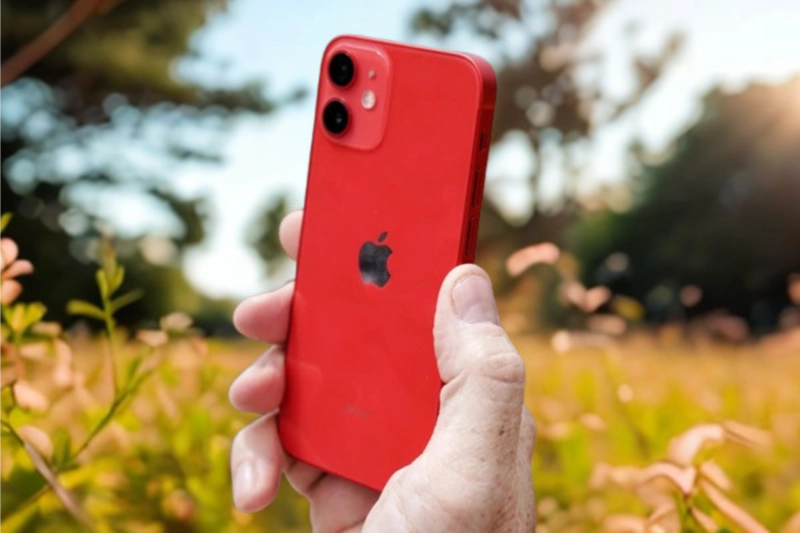iPhone 12 màu Đỏ nổi bật, cá tính.