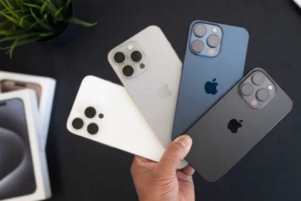 iPhone 15 Pro Max mang lại cảm giác cầm nắm thoải mái nhờ các cạnh viền được bo tròn nhẹ thay vì sắc lẹm như thế hệ 14 trở về trước