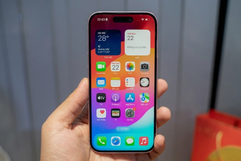 iPhone 15 Plus sở hữu màn hình 6.7 inch OLED sắc nét và màu sắc sống động
