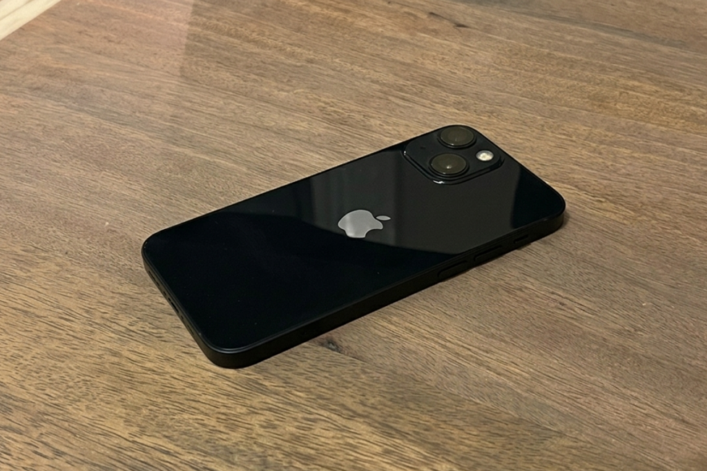 iPhone 13 mini màu Đen hợp mệnh Thủy và mệnh Mộc
