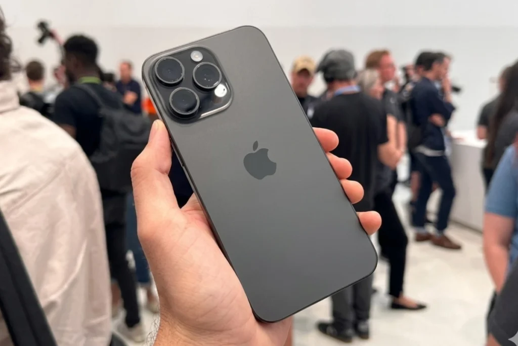 iPhone 15 Pro Max màu Titan Đen hợp mệnh gì?