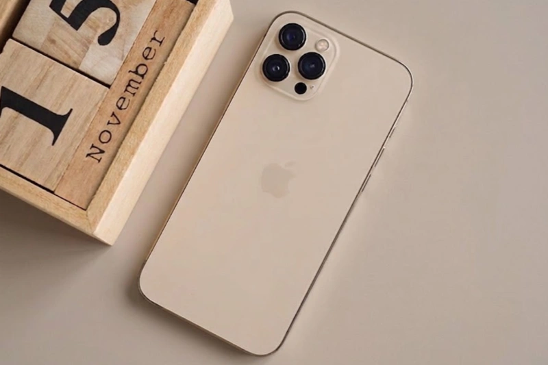 iPhone 12 Pro Max Vàng Đồng thích hợp cho những ai yêu thích phong cách thời trang sang trọng
