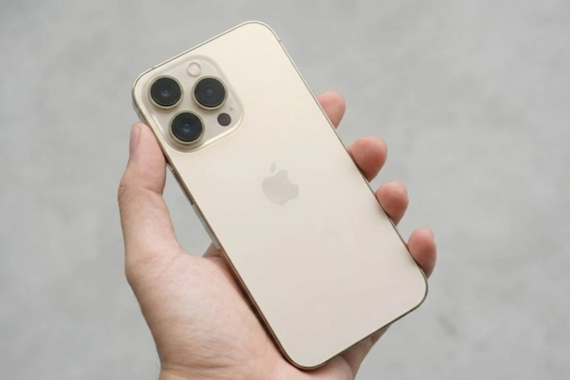 Những ai yêu thích phong cách quý phái phù hợp với sắc Vàng ở iPhone 13 Pro