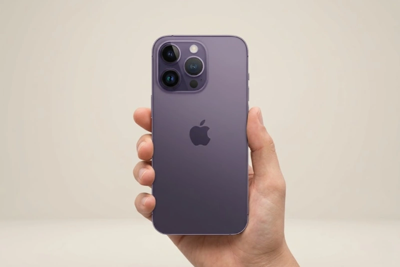 iPhone 14 Pro Max màu Tím Đậm có thể chuyển đổi linh hoạt từ sắc tím huyền bí sang tông xám đen trầm ấm