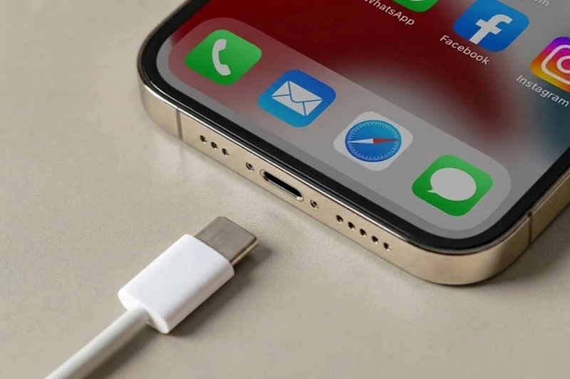 Cổng USB-C trên iPhone 15 Plus