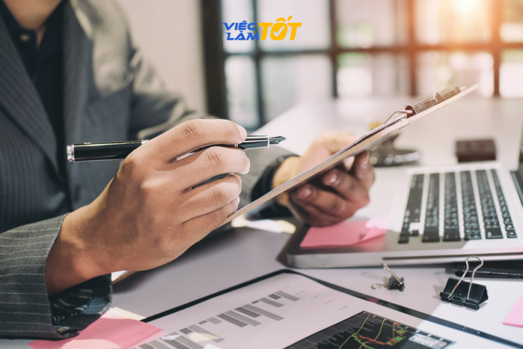 Một trợ lý đang tự tin thuyết trình kế hoạch kinh doanh