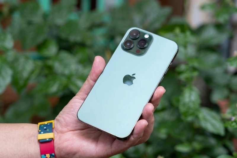 iPhone 13 Pro màu xanh dương chính là "vedette" tạo nên cơn sốt bùng nổ doanh số kỷ lục nhờ sắc diện thanh thoát
