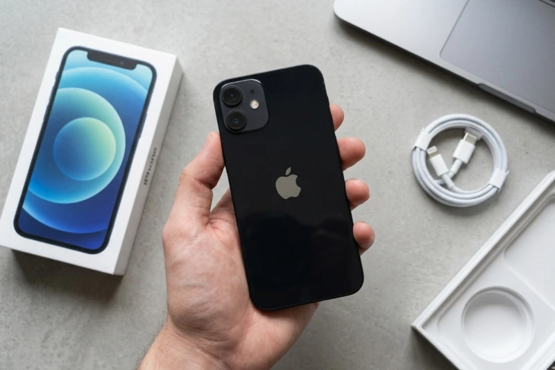 những ai thích sự nổi bật tinh tế sẽ ưng iPhone 12 mini với mặt lưng kính bóng phản chiếu lung linh dưới ánh sáng
