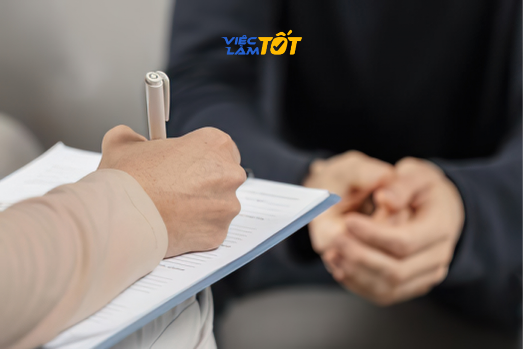 Quan sát cử chỉ và cách đặt câu hỏi ngược của ứng viên là một lưu ý khi phỏng vấn đắt giá