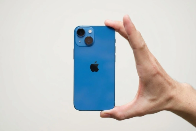 iPhone 13 mini màu Xanh Dương mang lại cảm giác vô cùng lịch lãm và đáng tin cậy