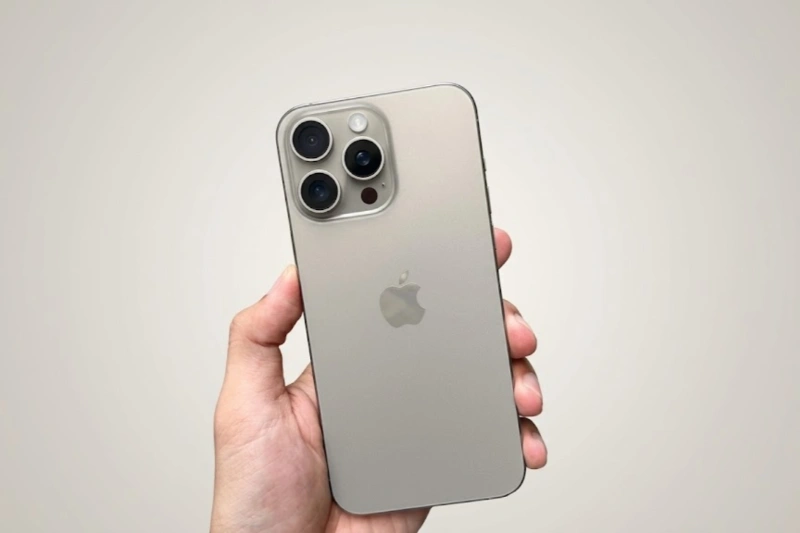 iPhone 15 Pro màu Titan Tự Nhiên mang lại cảm giác vừa thô mộc vừa cực kỳ sang trọng
