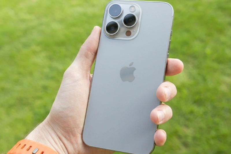 Cảm giác cầm nắm trên iPhone 15 Pro thoải mái hơn nhờ khung viền bo cong