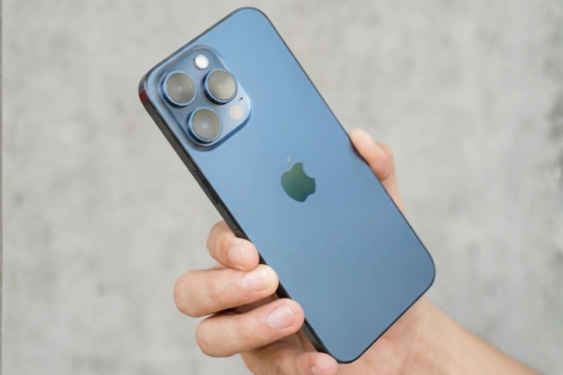 iPhone 15 màu Xanh Dương sở hữu mặt lưng kính pha màu tạo hiệu ứng mờ mịn như satin 