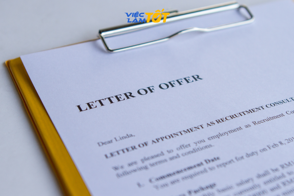 Bố cục một email mời nhận việc chuẩn chỉnh trên màn hình máy tính