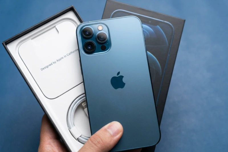 Xanh thẫm là tông màu biểu tượng và sang trọng của iPhone 12 Pro