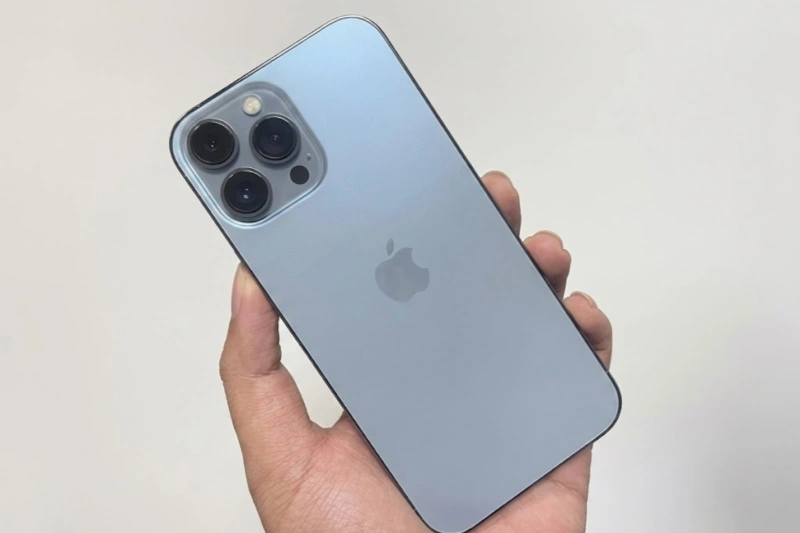 Ngôn ngữ phẳng vuông với khung viền thép không gỉ sáng bóng giúp iPhone 13 Pro Max giữ trọn vẹn vẻ quý phái
