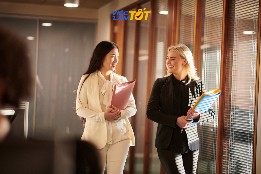 Thực tập sinh đang gọi điện tư vấn khách hàng qua điện thoại