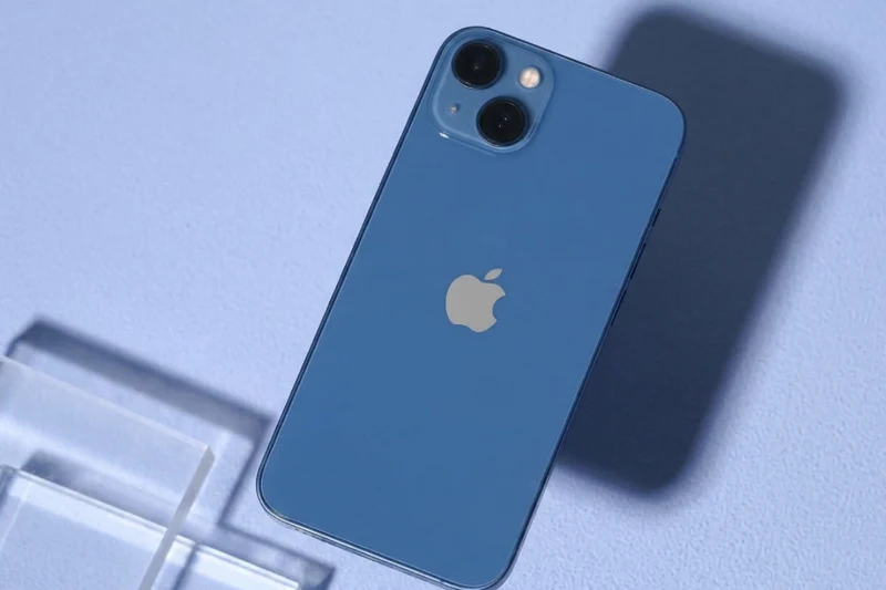 Thiết kế iPhone 13 vuông vắn sang trọng với kính Ceramic Shield và camera chéo đặc trưng