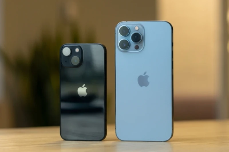 iPhone 13 Pro Max chính là thiết bị có kích thước và trọng lượng lớn nhất, đối lập hoàn toàn với iPhone 13 mini nhỏ gọn