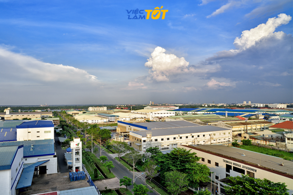 Hình ảnh nhiều công nhân viên đang trật tự lên một chiếc xe buýt hiện đại, sạch sẽ ngay tại trạm dừng trước cổng khu công nghiệp