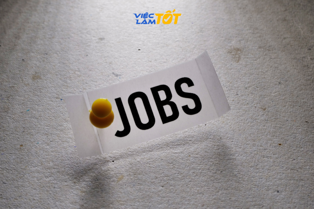 Hình ảnh so sánh giữa một Job Title chuẩn và một Job Title mắc lỗi