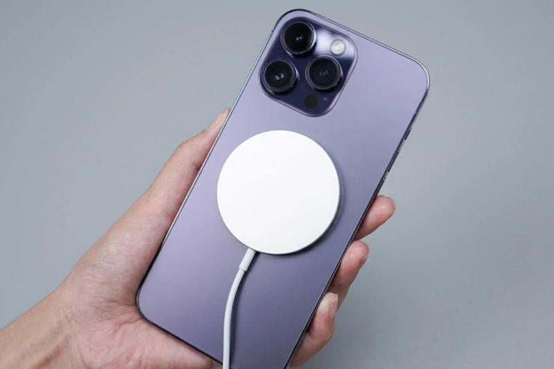 iPhone 13 Pro Max hỗ trợ hệ sinh thái sạc không dây nam châm MagSafe tiện lợi ở mặt lưng