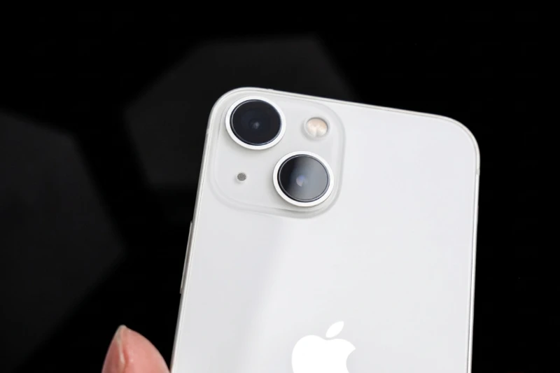 iPhone 13 mini camera kép 12MP quay video chống rung mượt và thu âm rõ nét.
