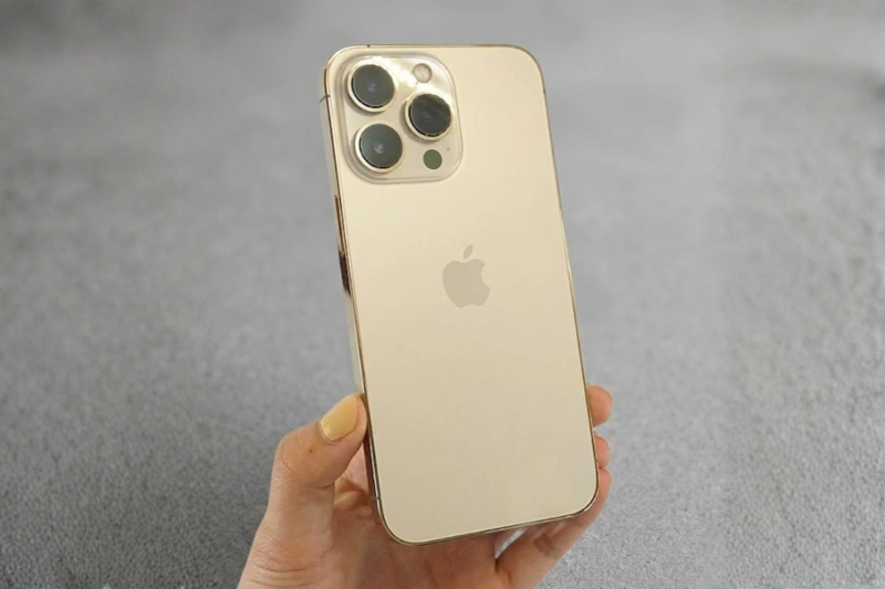 iPhone 13 Pro màu Vàng sở hữu một sắc thái vàng champagne vô cùng quý phái, nhẹ nhàng