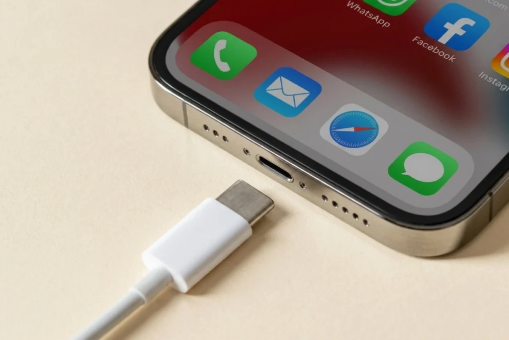 iPhone 15 Pro USB-C 10Gbps nhanh hơn 15 Plus 480Mbps, hỗ trợ ProRes và chuyển file 4K nhanh hơn