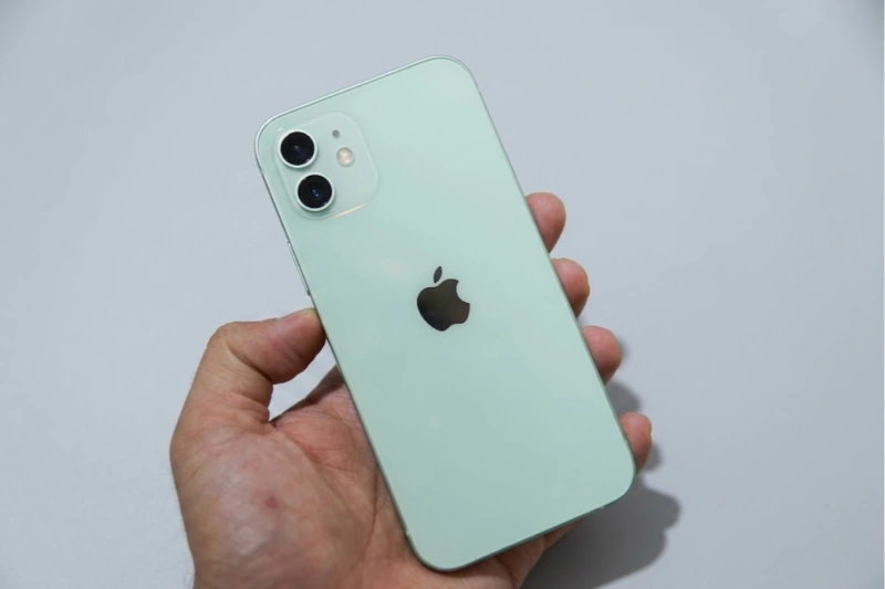 iPhone 12 mini màu xanh lá ghi điểm mạnh mẽ nhờ sắc xanh mint nhẹ nhàng