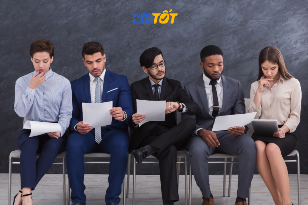 Các ứng viên đang tranh luận sôi nổi trong một bài tập tình huống nhóm