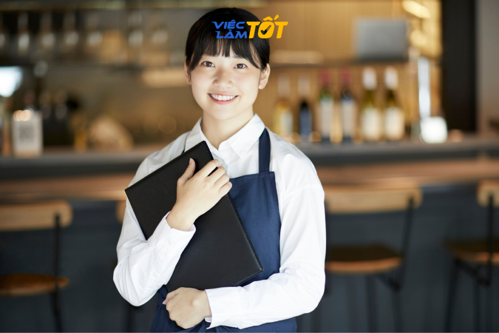 Nhân viên lễ tân khách sạn đang làm thủ tục cho khách