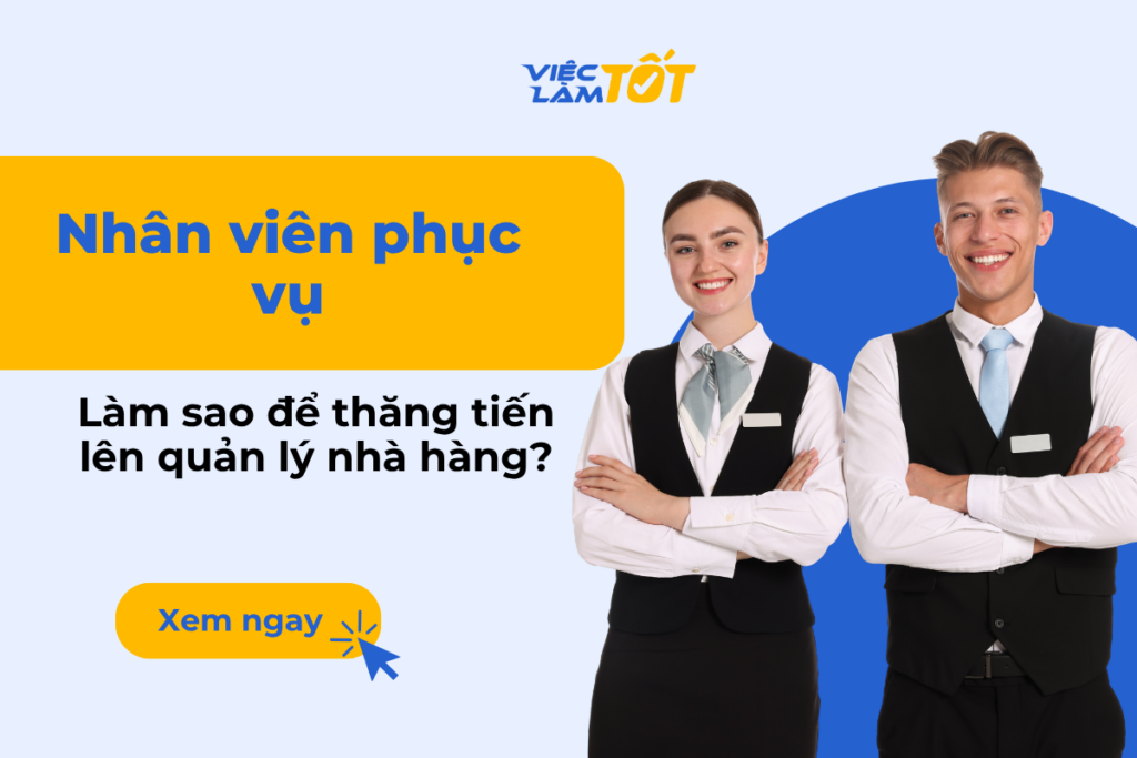 Một nhân viên phục vụ tươi cười bưng khay thức ăn phục vụ khách
