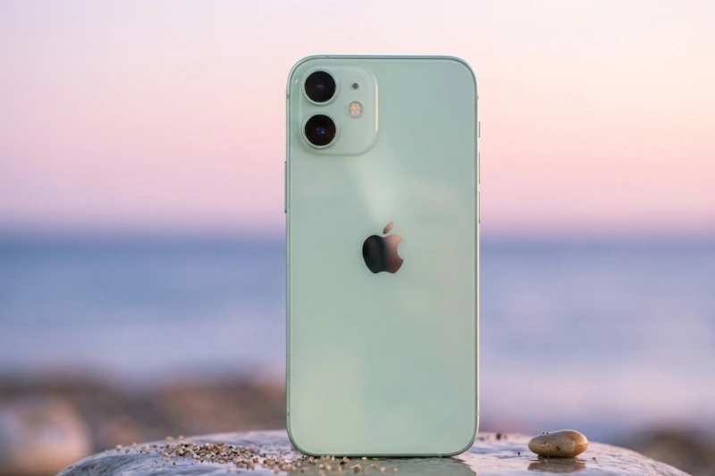 đối với khung nhôm và mặt kính iPhone 12 mini cũ, hãy soi dưới ánh sáng mạnh để kiểm tra trầy xước và móp méo 4 góc máy

