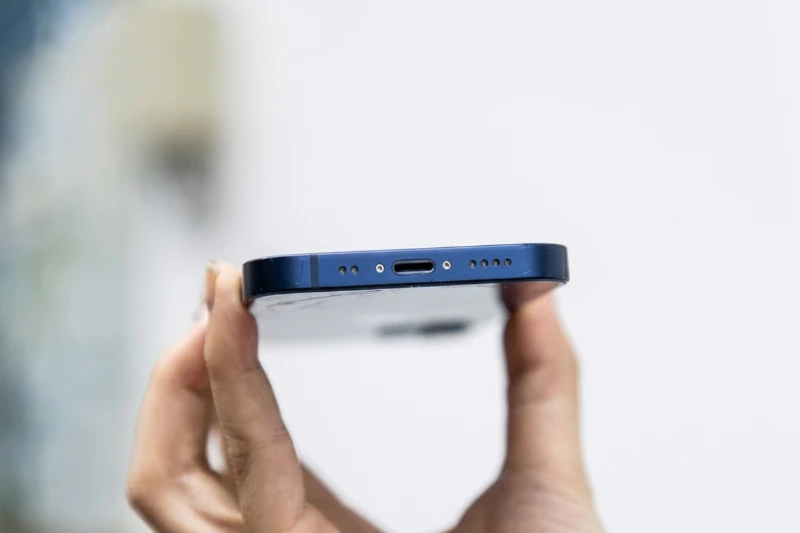 kiểm tra cổng sạc Lightning iPhone 12 mini cũ xem chân tiếp xúc có bị mòn, rỉ sét hay bám xơ vải không

