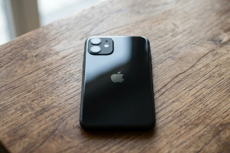 iPhone 12 mini màu Đen mang vẻ đẹp đẳng cấp với kính bóng và khung nhôm mờ cao cấp
