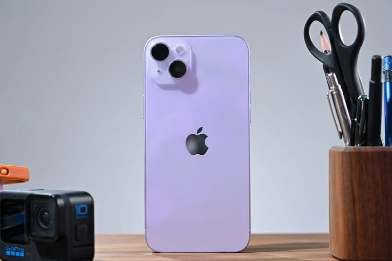 Mặt lưng của iPhone 14 Plus được hoàn thiện bằng kính bóng bẩy cường lực tốt