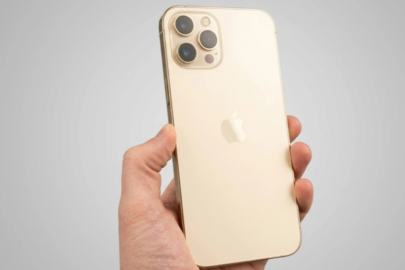 iPhone 12 Pro Max màu Vàng Đồng phù hợp với mệnh Kim và mệnh Thủy